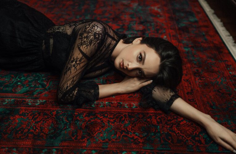 Nadčasová elegance pro každý interiér: Kouzlo ručně vázaných koberců